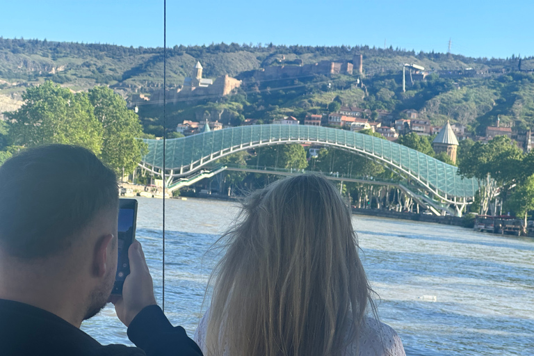 Tbilisi: Passeio de barco pelo rio com bebida de boas-vindasTbilisi: passeio turístico pelo rio Mtkvari com bebida de boas-vindas