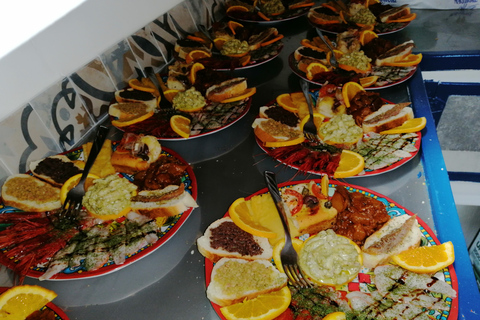 Lampedusa: rejs statkiem z przystankami na kąpiel i włoskim lunchemLampedusa: rejs statkiem z przystankami na pływanie i włoskim lunchem