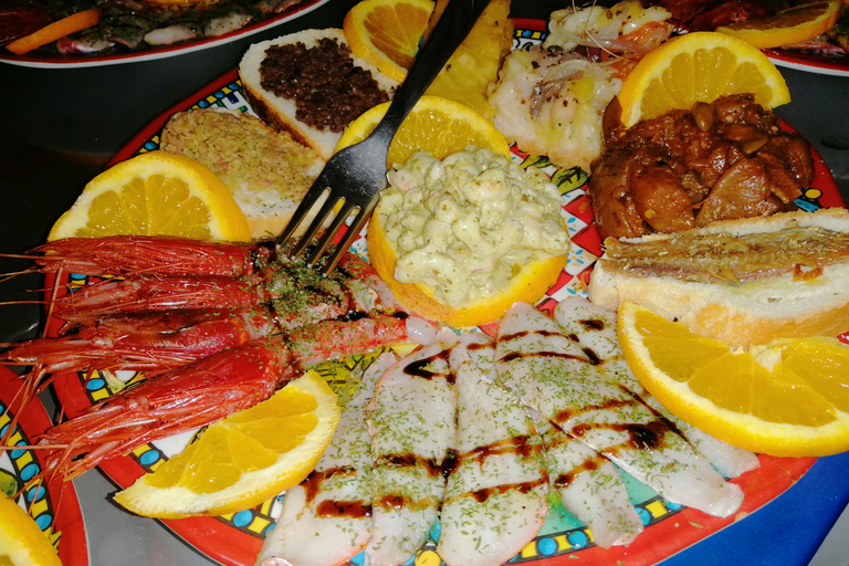 Lampedusa: rejs statkiem z przystankami na kąpiel i włoskim lunchemLampedusa: rejs statkiem z przystankami na pływanie i włoskim lunchem