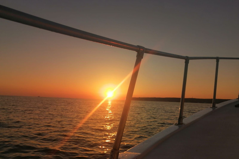 Lampedusa: rejs statkiem z przystankami na kąpiel i włoskim lunchemLampedusa: rejs statkiem z przystankami na pływanie i włoskim lunchem