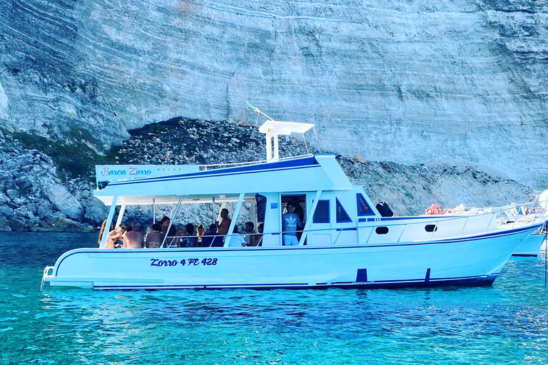 Lampedusa: rejs statkiem z przystankami na kąpiel i włoskim lunchemLampedusa: rejs statkiem z przystankami na pływanie i włoskim lunchem