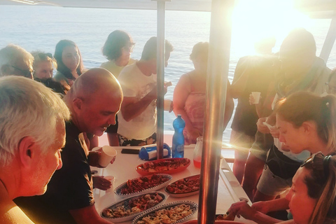 Lampedusa: rejs statkiem z przystankami na kąpiel i włoskim lunchemLampedusa: rejs statkiem z przystankami na pływanie i włoskim lunchem