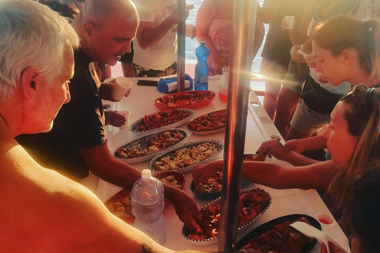 Lampedusa: rejs statkiem z przystankami na kąpiel i włoskim lunchemLampedusa: rejs statkiem z przystankami na pływanie i włoskim lunchem