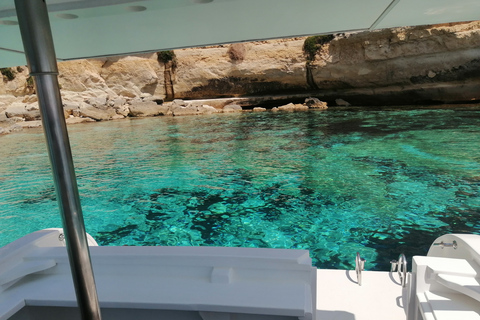 Lampedusa: rejs statkiem z przystankami na kąpiel i włoskim lunchemLampedusa: rejs statkiem z przystankami na pływanie i włoskim lunchem