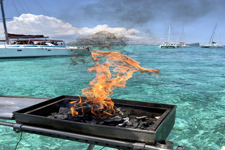 Escapada privada en catamarán a Île aux CerfsEscapada privada en catamarán a la isla de los Ciervos