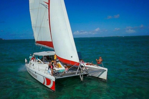 Escapada privada en catamarán a Île aux CerfsEscapada privada en catamarán a la isla de los Ciervos
