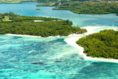 Escapada privada en catamarán a Île aux CerfsEscapada privada en catamarán a la isla de los Ciervos
