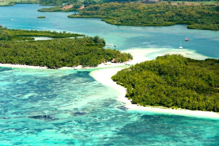 Escapada privada en catamarán a Île aux CerfsEscapada privada en catamarán a la isla de los Ciervos