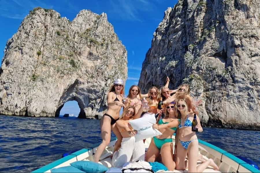 Capri: 2-stündige Bootstour mit Schwimmen, Limoncello und Snack. Foto: GetYourGuide