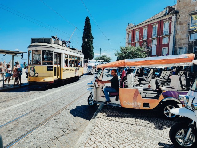 Visit Lisbon Half-day Guided Sightseeing Tour by Tuk Tuk in Lisboa