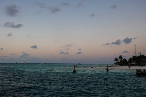 Ab Cancún: Isla Mujeres Bootsfahrt bei Sonnenuntergang