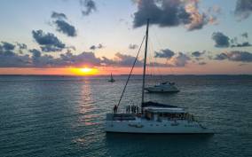 From Cancún: Isla Mujeres Sunset Catamaran Cruise