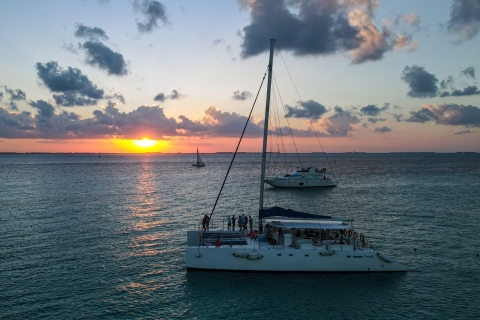 From Cancún: Isla Mujeres Sunset Cruise