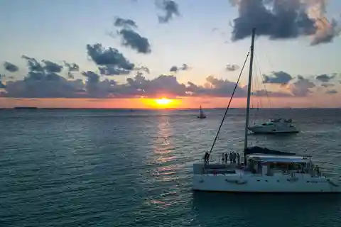 From Cancún: Isla Mujeres Sunset Catamaran Cruise