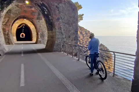 Levanto: Tour guidato in E-Bike a Framura con vino e focaccia