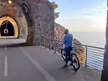 Levanto: Tour guidato in E-Bike a Framura con vino e focaccia