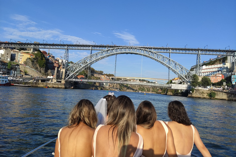 Porto:Passeio Privado de Barco no Rio Douro (max 6px) 1h30mPasseio Privado de Barco no Rio Douro (max 6 px) 1h30m