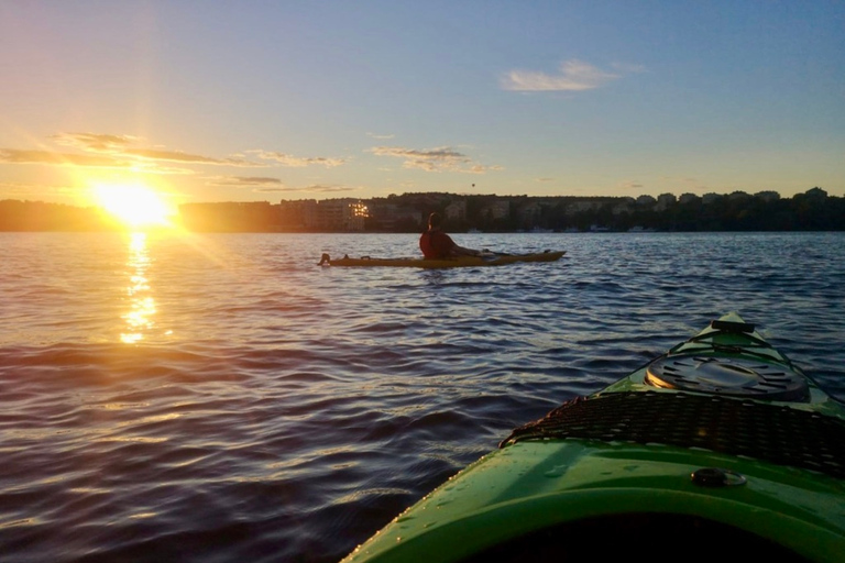 Stockholm : Excursion en kayak au coucher du soleil dans la ville + Fika suédoisVisite standard - guidée en anglais