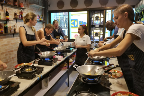 Bangkok : Clase de cocina de medio día en Tingly Thai CookingDestaca 4 platos famosos de comida tailandesa en Silom, Bangkok