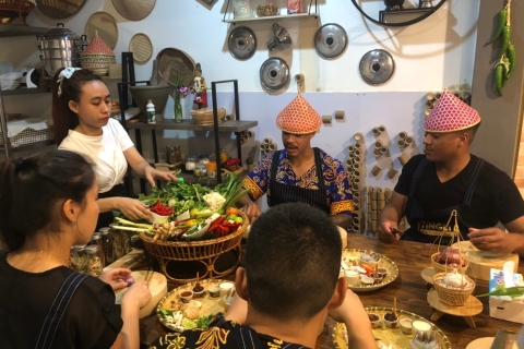 Bangkok : demi-journée de cours de cuisine à Tingly Thai CookingDécouvrez 4 plats célèbres de la cuisine thaïlandaise à Silom, Bangkok