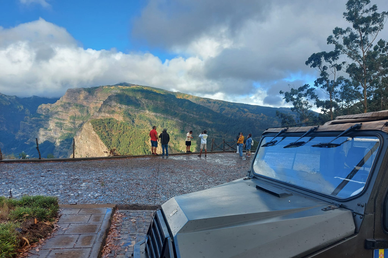 Safari 4x4 privé à Madère, journée complète à Santana ou Porto MonizVisite privée complète et personnalisable