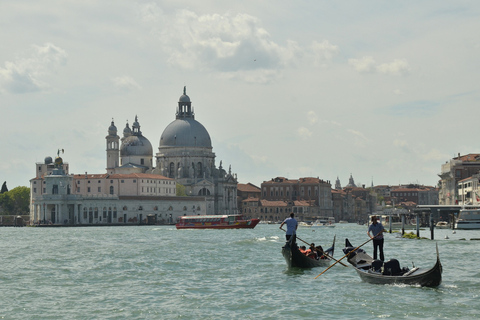 Venezia: Canal Grande in gondola con commento informativoGondola condivisa con commento dal vivo - Inglese