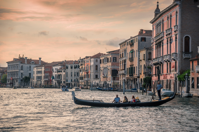 Venezia: Canal Grande in gondola con commento informativoGondola condivisa con commento dal vivo - Inglese