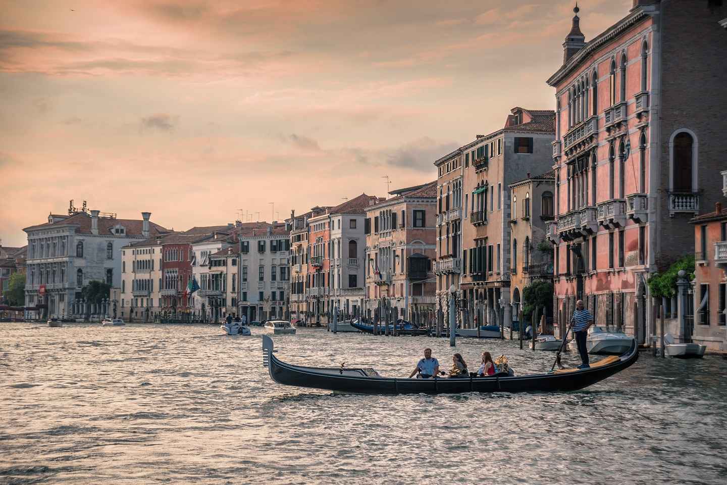 Feneyjar: Gondólaferð um Stórskurð með leiðsögn