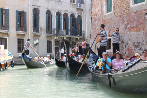 Venezia: Canal Grande in gondola con commento informativoGondola condivisa con commento dal vivo - Inglese