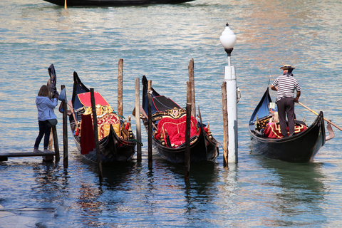 Venecia: en góndola por el Gran Canal con explicacionesPaseo en góndola compartido con guía