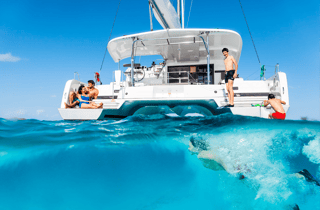 Mykonos: Katamaran-Kreuzfahrt mit Mittagessen, Getränken und Transfer