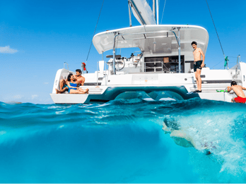 Mykonos: Katamaran-Kreuzfahrt mit Mittagessen, Getränken und Transfer