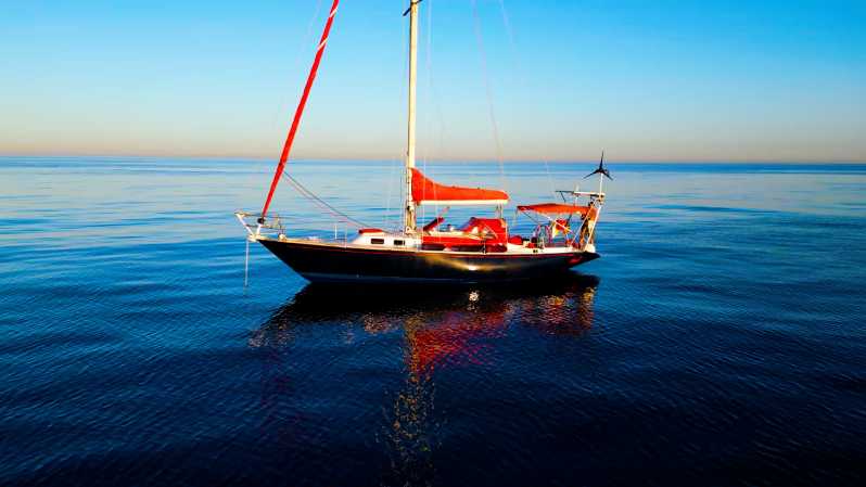 Sotogrande: tour privato in barca a vela + bevanda (per gruppi)