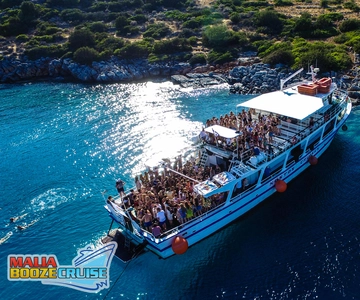Malia: fiesta en barco con DJ en directo.