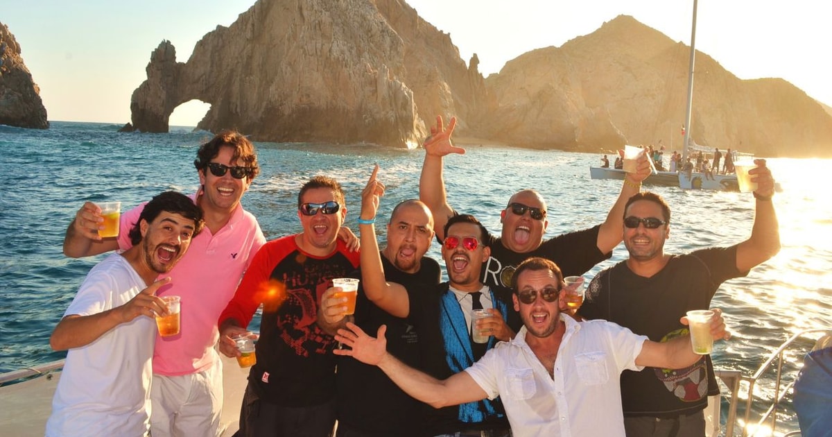 Cabo San Lucas Katamaran Party Tour mit Snacks & Open Bar GetYourGuide