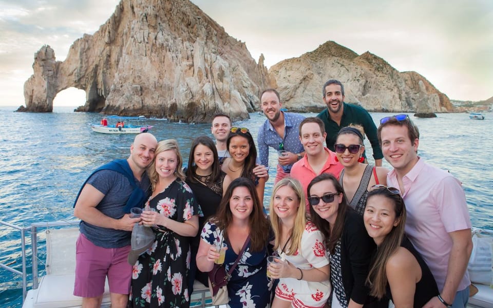 Cabo San Lucas Katamaran Party Tour mit Snacks & Open Bar GetYourGuide