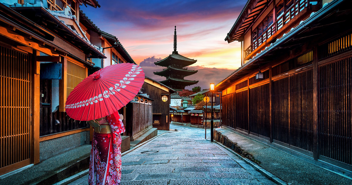 Kyoto: Gion District Guided Walking Tour at Night with Snack | GetYourGuide