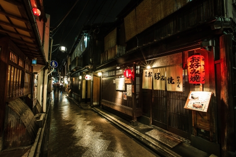 Kioto: Gion Night Walk Mała grupa piesza z przewodnikiem