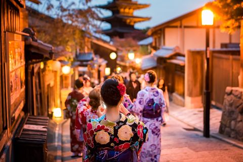 Kyoto: tour guidato a piedi del distretto di Gion di notte con merenda