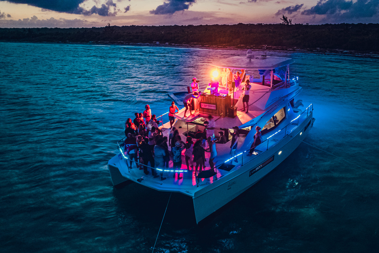 Cancun : 4 heures de soirée DJ Beat dans un Leopard PowerCat de 51 pieds