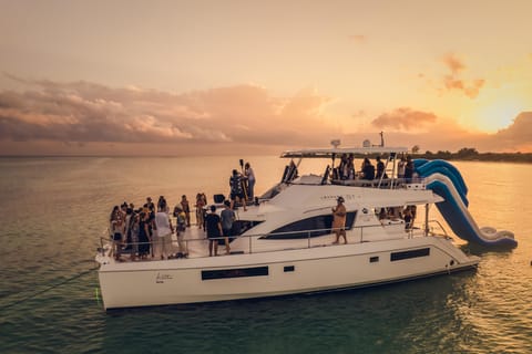 All-Inclusive Cancun:DJ Evening Beat in 51' Leopard PowerCat
