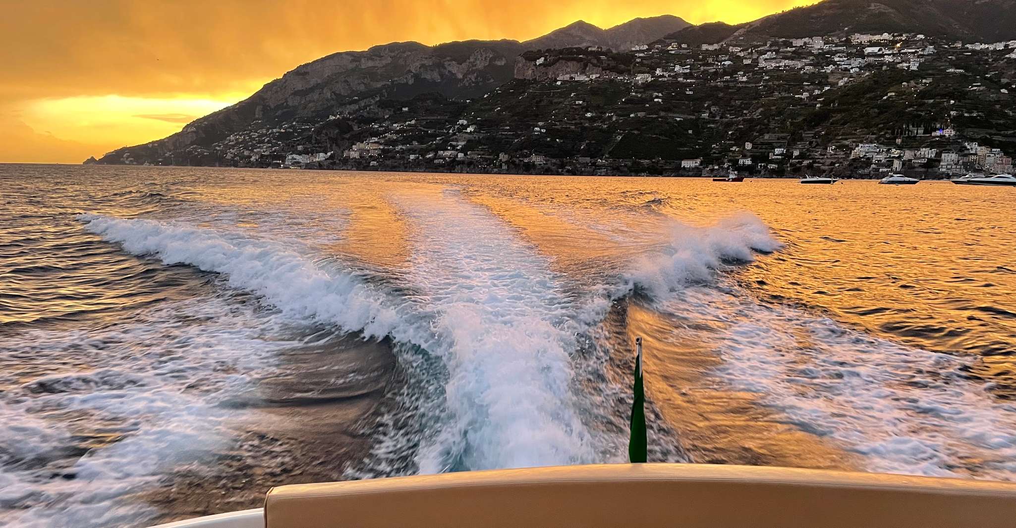 Costa Amalfitana, passeio privado de barco panorâmico com aperitivo - Hizvo