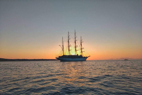 Croisière privée et entièrement personnalisable dans la caldeira de Santorin.Après-midi privé entièrement personnalisable en croisière à Santorin