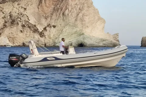 Crociera privata di 5 ore a Santorini con degustazione di vini a Thirasia