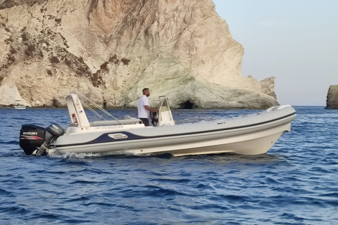 Croisière privée et entièrement personnalisable dans la caldeira de Santorin.Après-midi privé entièrement personnalisable en croisière à Santorin
