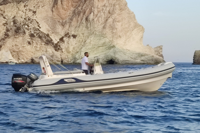 Croisière privée et entièrement personnalisable dans la caldeira de Santorin.Après-midi privé entièrement personnalisable en croisière à Santorin