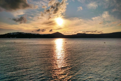 Croisière privée et entièrement personnalisable dans la caldeira de Santorin.Après-midi privé entièrement personnalisable en croisière à Santorin
