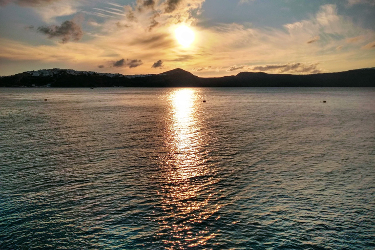 Croisière privée et entièrement personnalisable dans la caldeira de Santorin.Après-midi privé entièrement personnalisable en croisière à Santorin