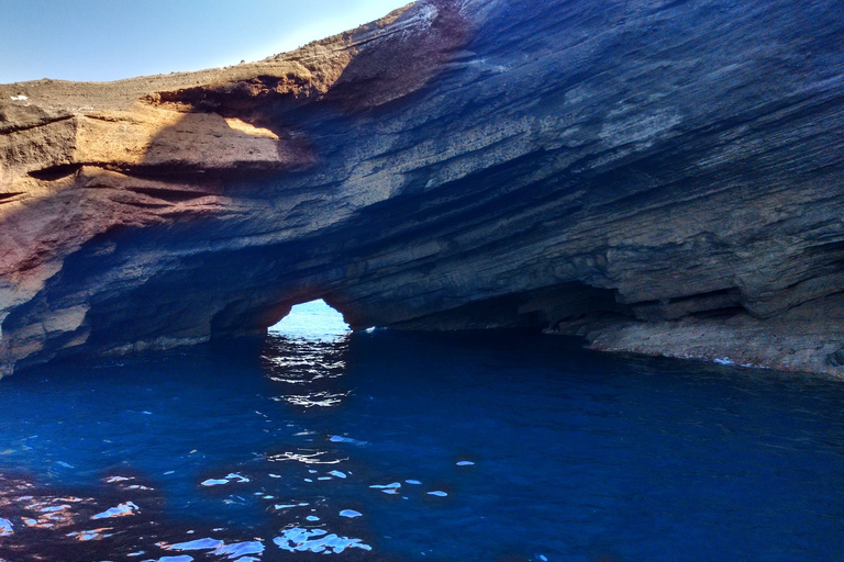 Croisière privée et entièrement personnalisable dans la caldeira de Santorin.Après-midi privé entièrement personnalisable en croisière à Santorin