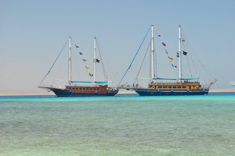 Piraten zeilboot met wit eiland en snorkelen